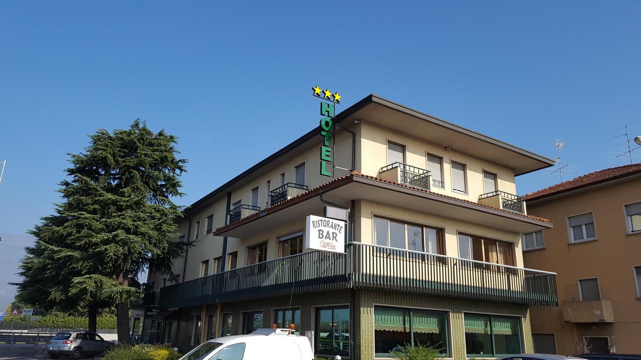 Hotel Dei Pini Medolago Exterior photo