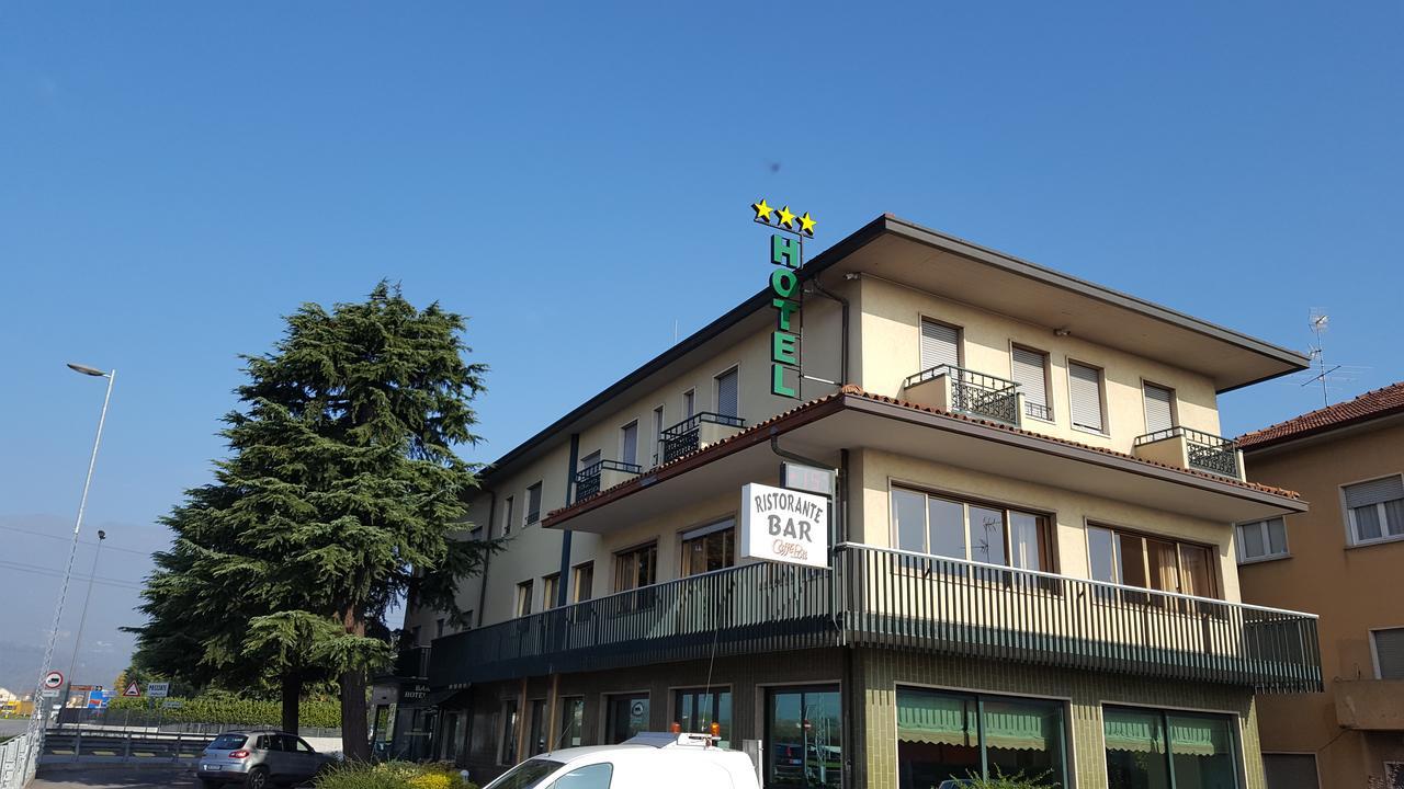 Hotel Dei Pini Medolago Exterior photo
